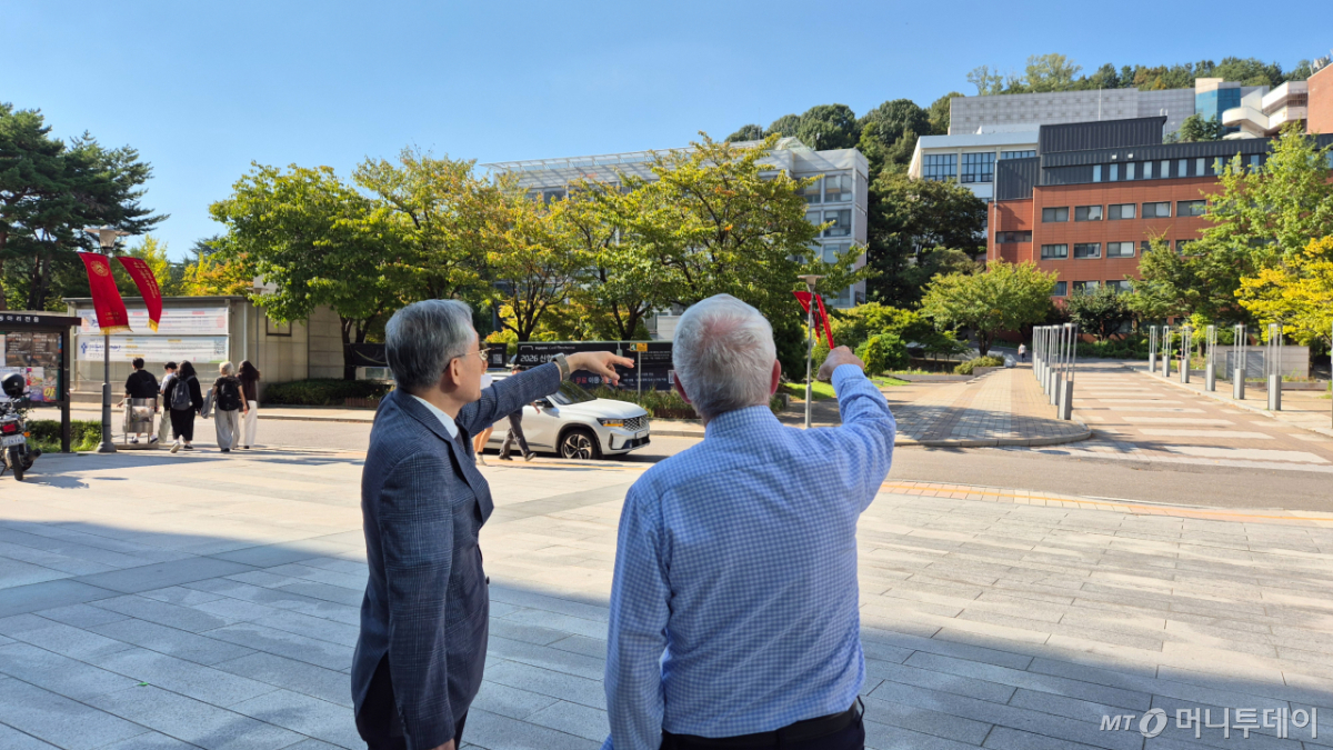 지난 14일 에드워드 존 슐츠 하와이대 명예교수(오른쪽)가 조범환 서강대 사학과 교수와 함께 서강대 전경을 보며 이야기를 나누고 있다./사진=조성준 기자