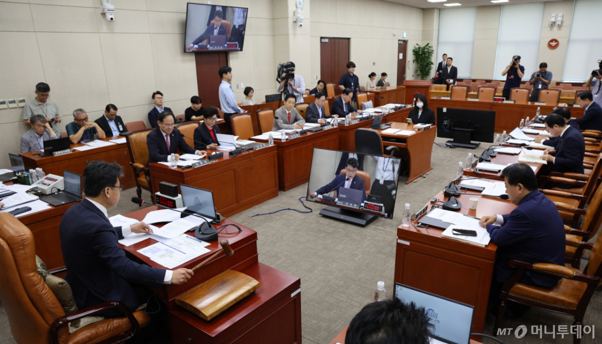 [서울=뉴시스] 고범준 기자 = 진성준 국회 국방위원회 위원장이 10일 서울 여의도 국회에서 열린 국방위원회 전체회의에서 의사봉을 두드리고 있다. 2026.09.10. bjko@newsis.com