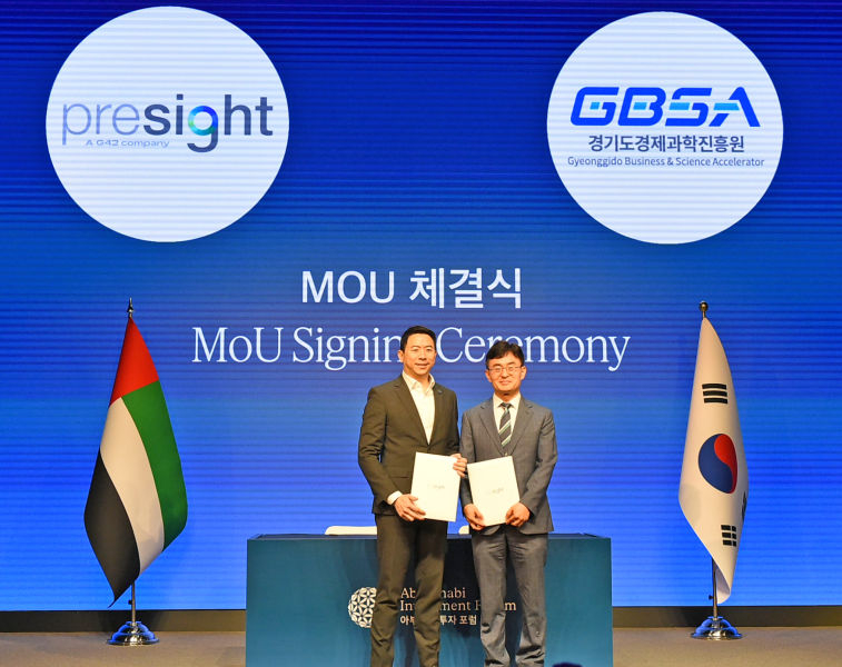 김현곤 경과원장(오른쪽)과 프리사이트와 투자·사업협력을 위한 업무협약을 맺고 기념촬영을 하고 있다./사진제공=경과원