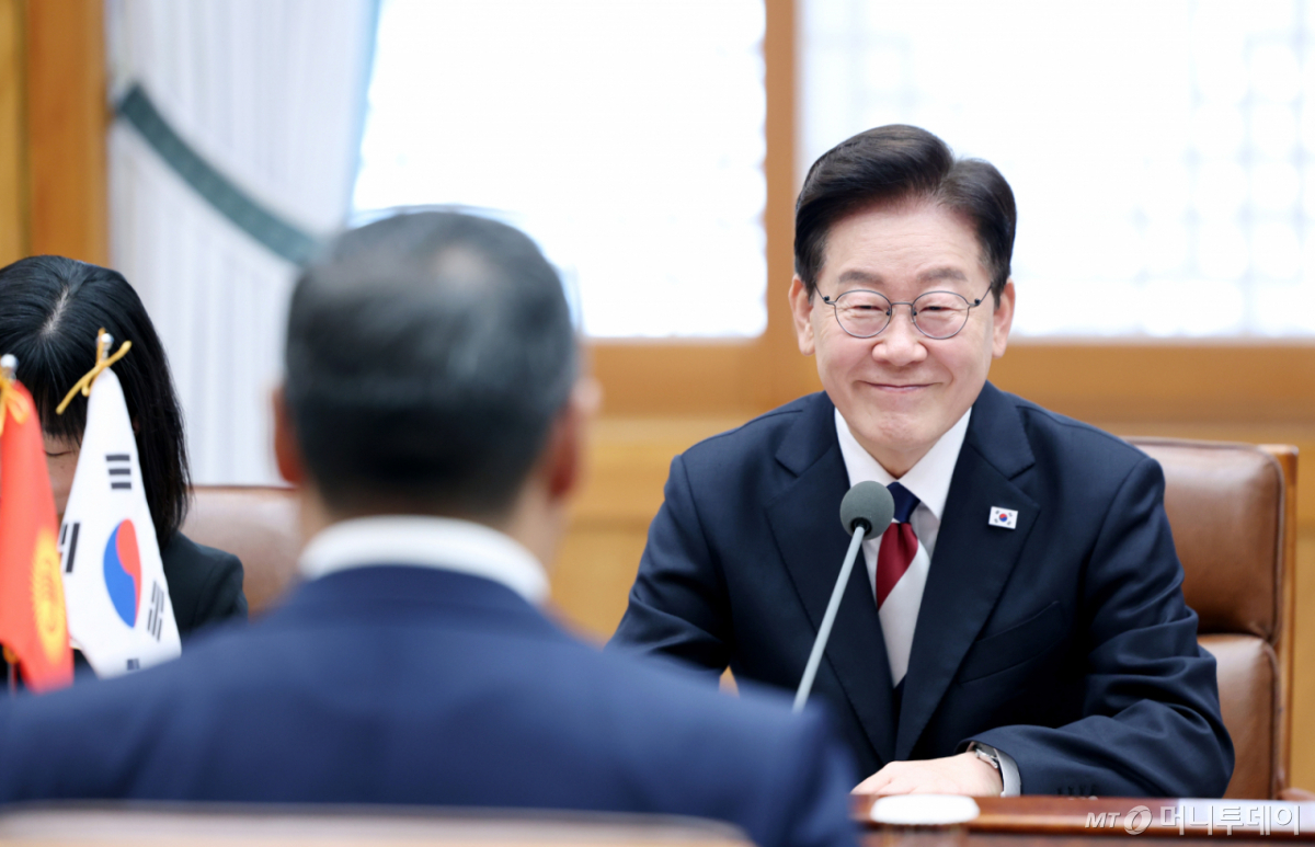 [서울=뉴시스] 김진아 기자= 이재명 대통령이 16일 청와대에서 사디르 자파로프 키르기스스탄 대통령과의 정상회담에서 미소짓고 있다. 2026.09.16. bluesoda@newsis.com /사진=김진아