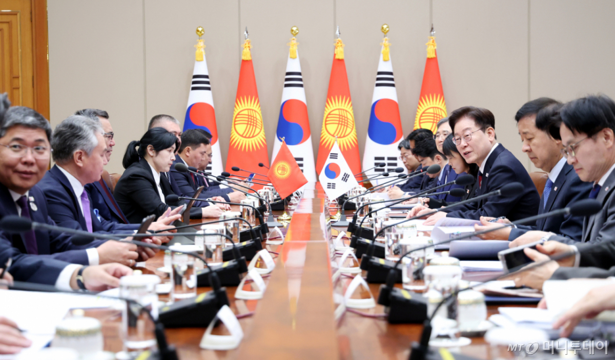 [서울=뉴시스] 김진아 기자= 이재명 대통령이 16일 청와대에서 사디르 자파로프 키르기스스탄 대통령과의 정상회담에서 발언하고 있다. 2026.09.16. bluesoda@newsis.com /사진=김진아