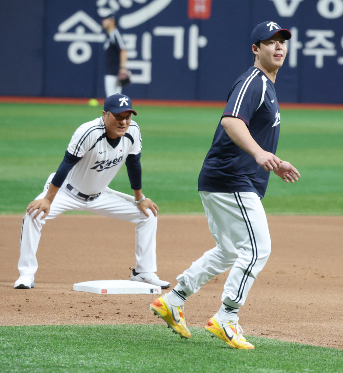 노시환(오른쪽)이 16일 서울 고척스카이돔에서 열린 야구 대표팀 훈련에서 베이스 러닝을 하고 있다. /사진=김진경 대기자