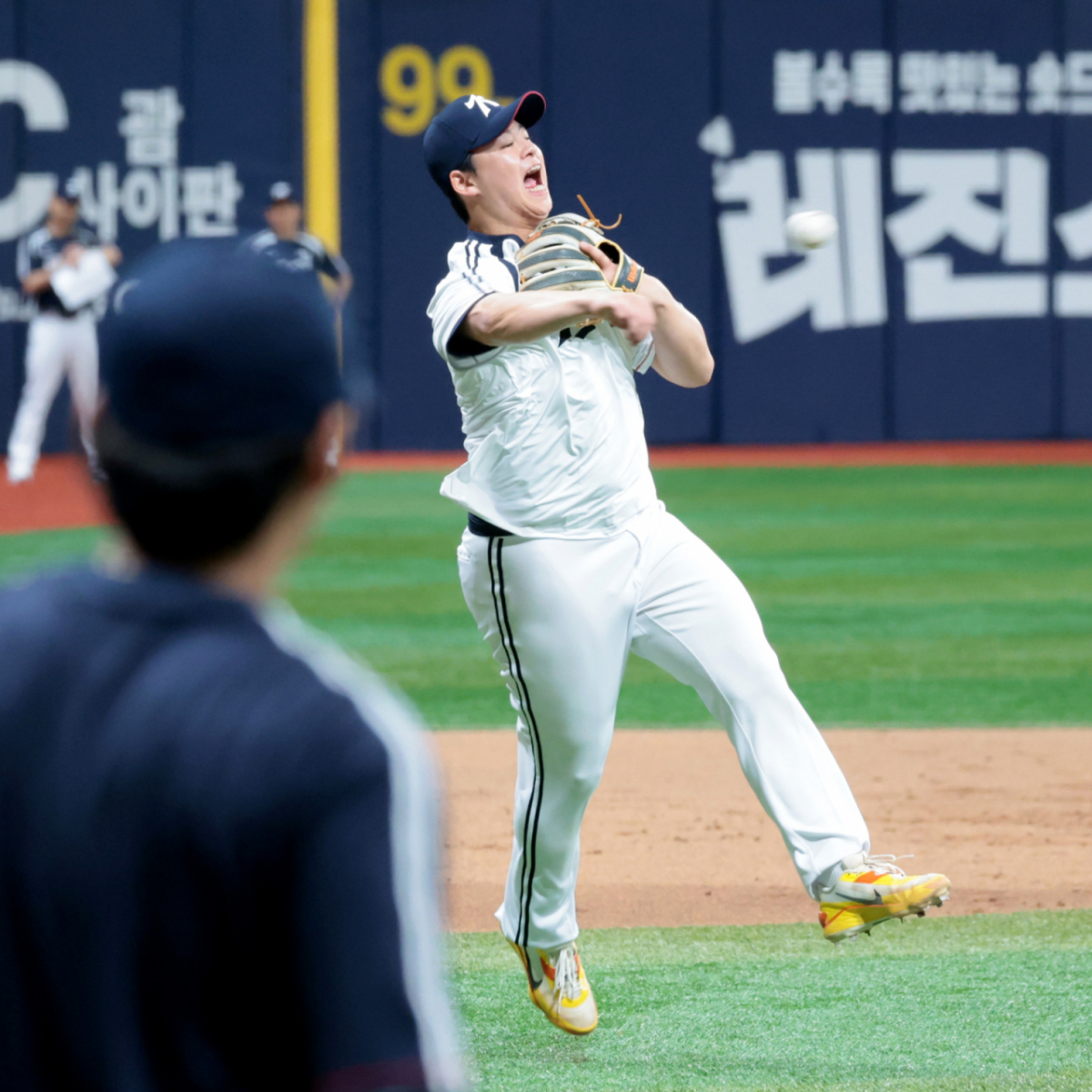 노시환(왼쪽)이 15일 고척스카이돔에서 열린 2026 아이치-나고야 아시안게임을 위한 야구대표팀 첫 훈련에서 송구를 하고 있다. /사진=강영조 선임기자