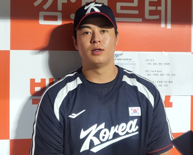 노시환이 16일 고척스카이돔에서 열린 2026 아이치-나고야 아시안게임을 위한 야구대표팀 훈련을 마치고 취재진과 인터뷰를 하고 있다. /사진=안호근 기자