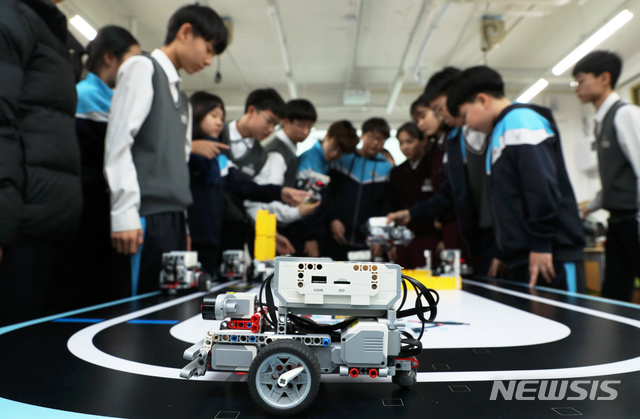 2019년 12월 23일 오후 서울 강남구 대청중학교 메이커스페이스 교실에서 학생들이 자율주행 자동차를 시연하고 있다. /사진=뉴시스