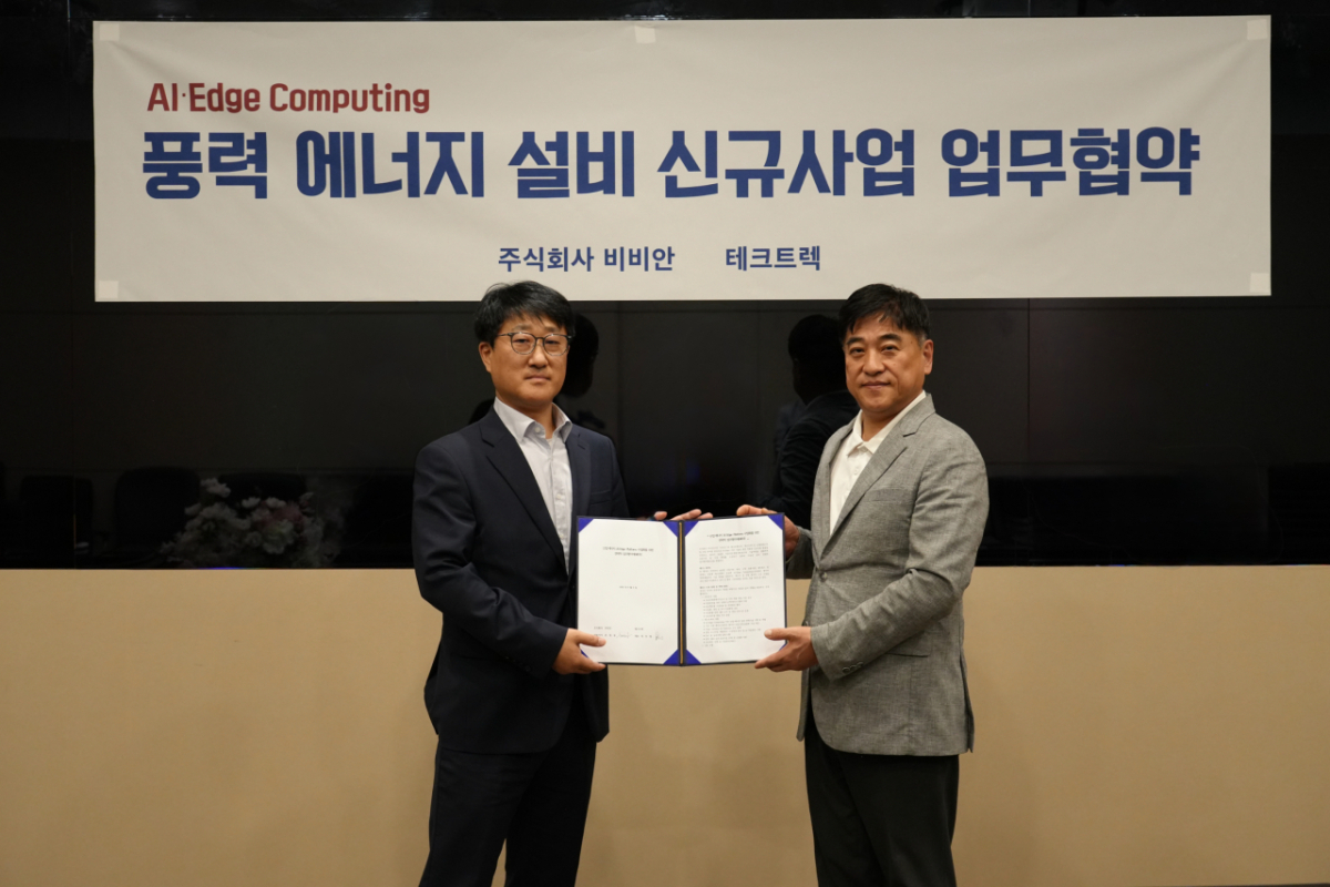 손영섭 비비안 대표이사(오른쪽)와 장진철 테크트렉 대표가 최근 서울 중구에 위치한 비비안 사옥 대회의실에서 업무협약을 체결한 후 기념촬영을 하고 있다. / 사진제공=비비안