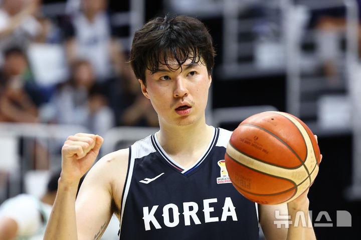 한국 남자 농구 대표팀이 8년 만에 '아시안게임 4강'에 올랐다.