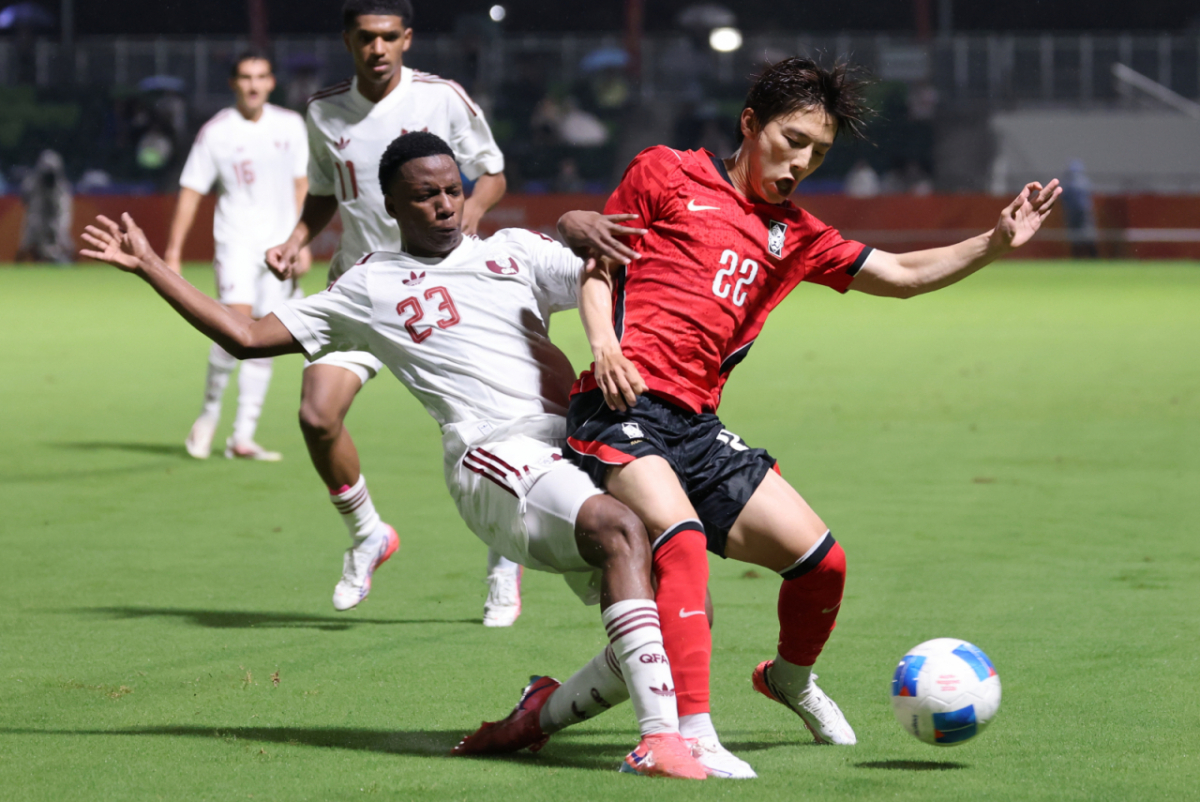 지난 15일 오후 일본 나고야 미즈호 파크 럭비 필드에서 열린 2026 아이치·나고야 아시안게임 남자축구 D조 예선 대한민국과 카타르의 경기, 배현서가 상대 선수와 볼 다툼을 하고 있다/사진=뉴스1