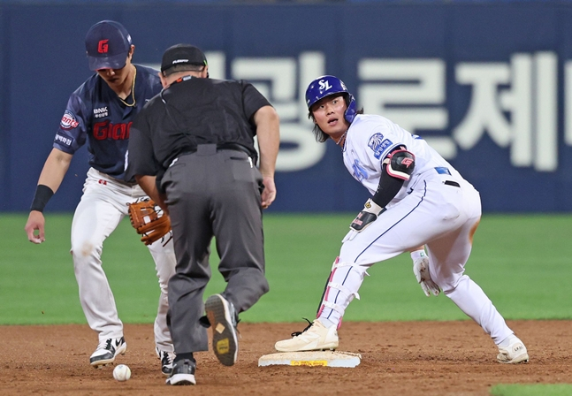 15일 롯데전 8회말 적시타를 친 이창용(오른쪽). /사진=삼성 라이온즈