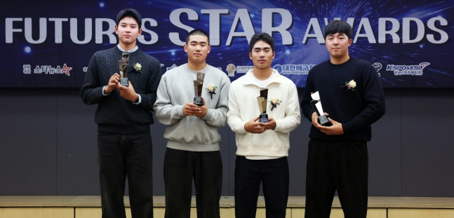 지난해 11월 열린 스타뉴스 주최 '2025 퓨처스 스타대상' 시상식에서 야구 부문 수상자인 하현승(왼쪽부터) 엄준상 오재원 김민준이 기념촬영을 하고 있다. /사진=스타뉴스