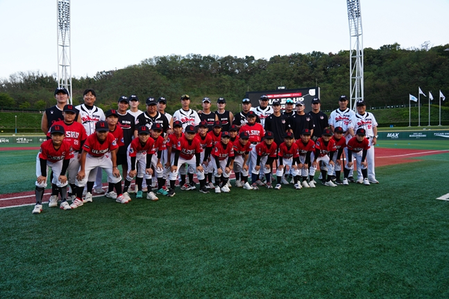 울산 웨일즈 구단이 울산BC U-12 선수들을 대상으로 야구 클리닉을 하고 있는 모습. /사진=울산 웨일즈