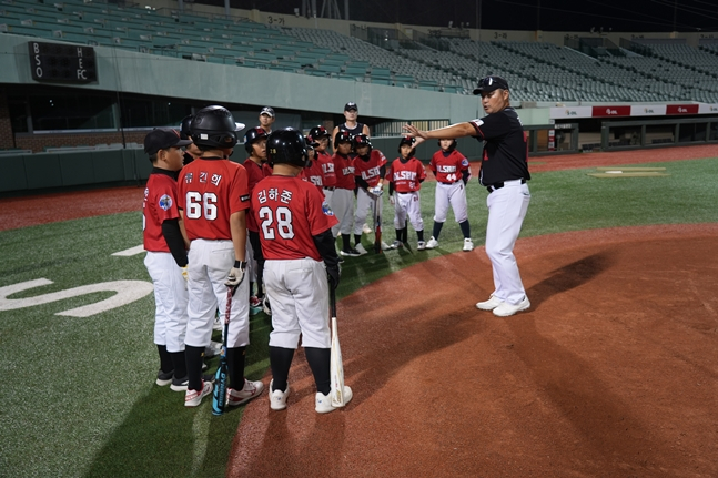 울산 웨일즈 구단이 울산BC U-12 선수들을 대상으로 야구 클리닉을 하고 있는 모습. /사진=울산 웨일즈
