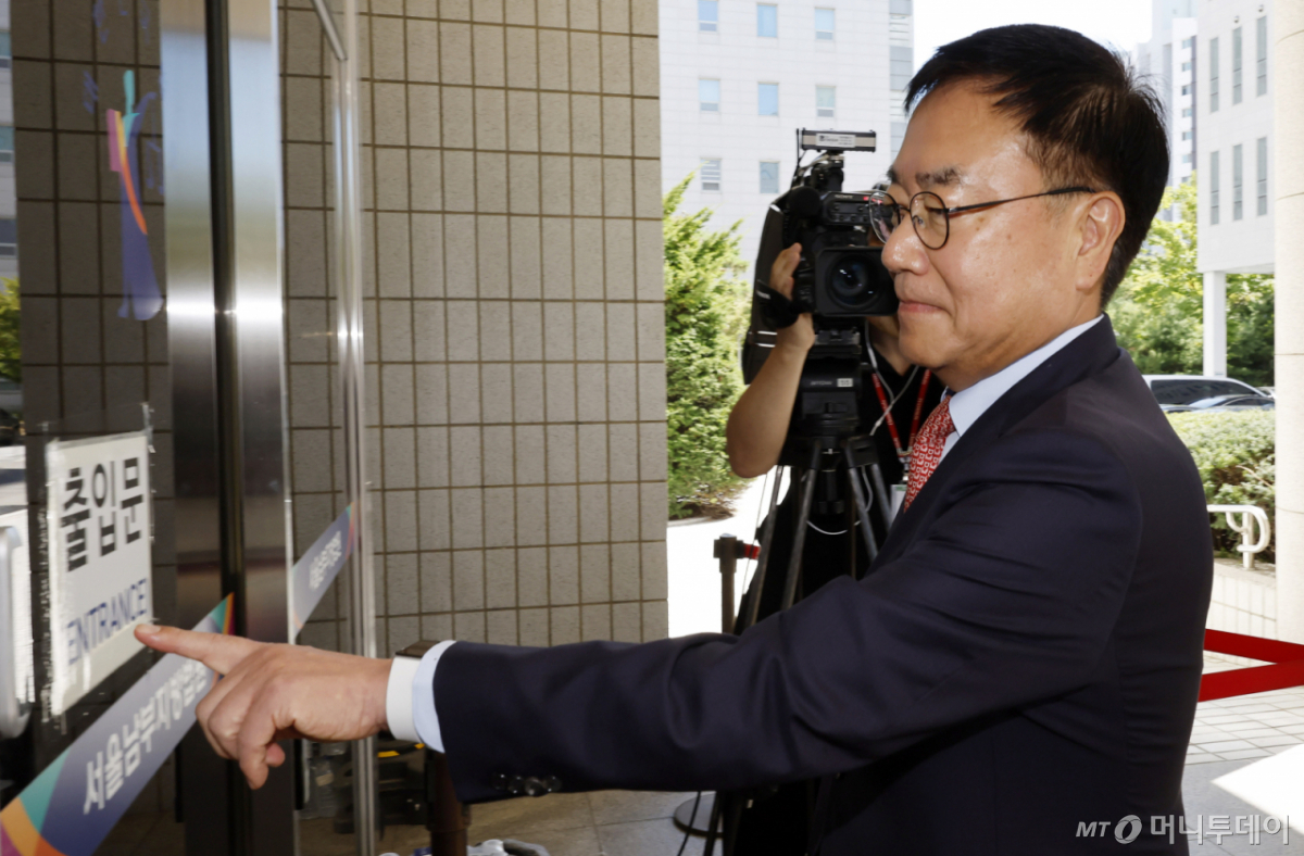 [서울=뉴시스] 김혜진 기자 = 서범수 국민의힘 의원이 16일 서울 양천구 서울남부지방법원에서 당원권 정지에 대한 징계효력 가처분 신청을 위해 이동하고 있다.  2026.09.16. jini@newsis.com /사진=김혜진