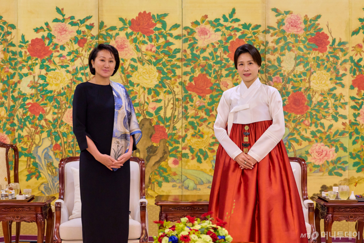 [서울=뉴시스] 김진아 =  김혜경 여사가 16일 청와대에서 사디르 자파로프 키르기스스탄 대통령과 함께 한국을 공식 방문 중인 자파로바 여사와 환담을 나누기 앞서 기념촬영을 하고 있다. (사진=청와대 제공) 2026.09.16. photo@newsis.com *재판매 및 DB 금지 /사진=김진아