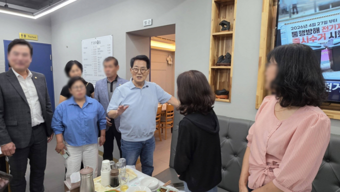 박지원 민주당 의원이 불금정치 골목민생단 활동을 하는 모습. /사진=보도자료 제공