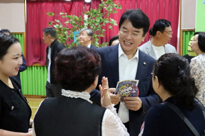 문진석 민주당 의원이 불금정치 골목민생단 활동을 하는 모습. /사진=보도자료 제공