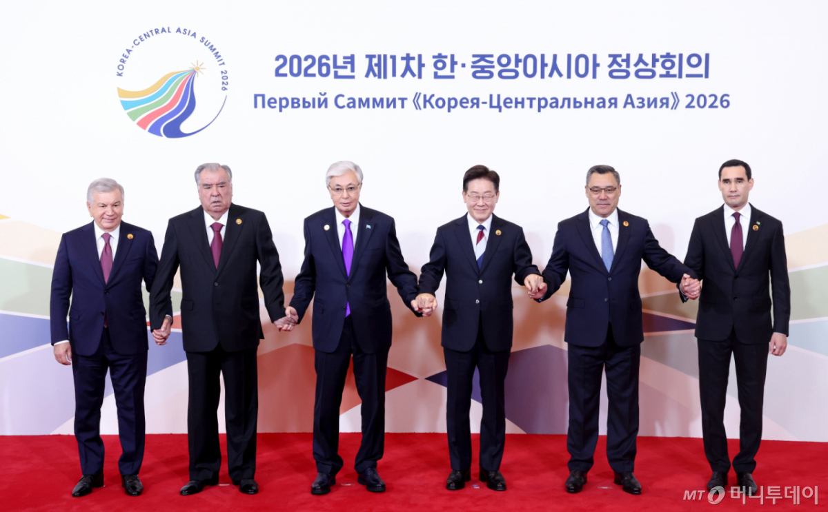 [서울=뉴시스] 조성봉 기자= 이재명 대통령이 16일 서울의 한 호텔에서 열린 2026년 제1차 한-중앙아시아 정상회의에서 각국 정상들과 기념 촬영을 하고 있다.   왼쪽부터 샤브카트 미르지요예프 우즈베키스탄 대통령, 에모말리 라흐몬 타지키스탄 대통령, 카심-조마르트 토카예프 카자흐스탄 대통령, 이 대통령, 사디르 자파로프 키르기스스탄 대통령, 세르다르 베르디무하메도프 투르크메니스탄 대통령. 2026.09.16. suncho21@newsis.com /사진=김진아