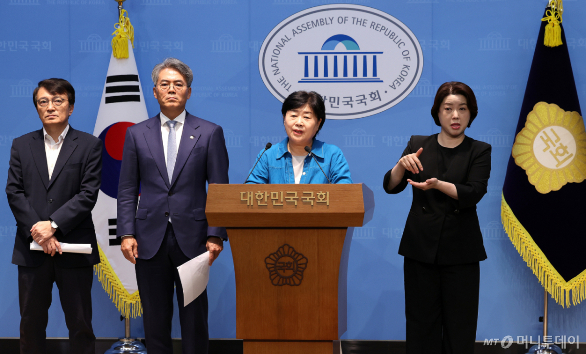서영교 국회 법제사법위원회 위원장이 16일 오후 서울 여의도 국회 소통관에서 김승원 법무장관 후보자 관련 기자회견을 하고 있다.  이날 국회 법제사법위원회 소속 더불어민주당 의원들은 “인사청문회를 통해 김승원 법무부 장관 후보자가 법무행정을 이끌 적임자임을 확인했다”고 밝혔다. /사진=뉴스1