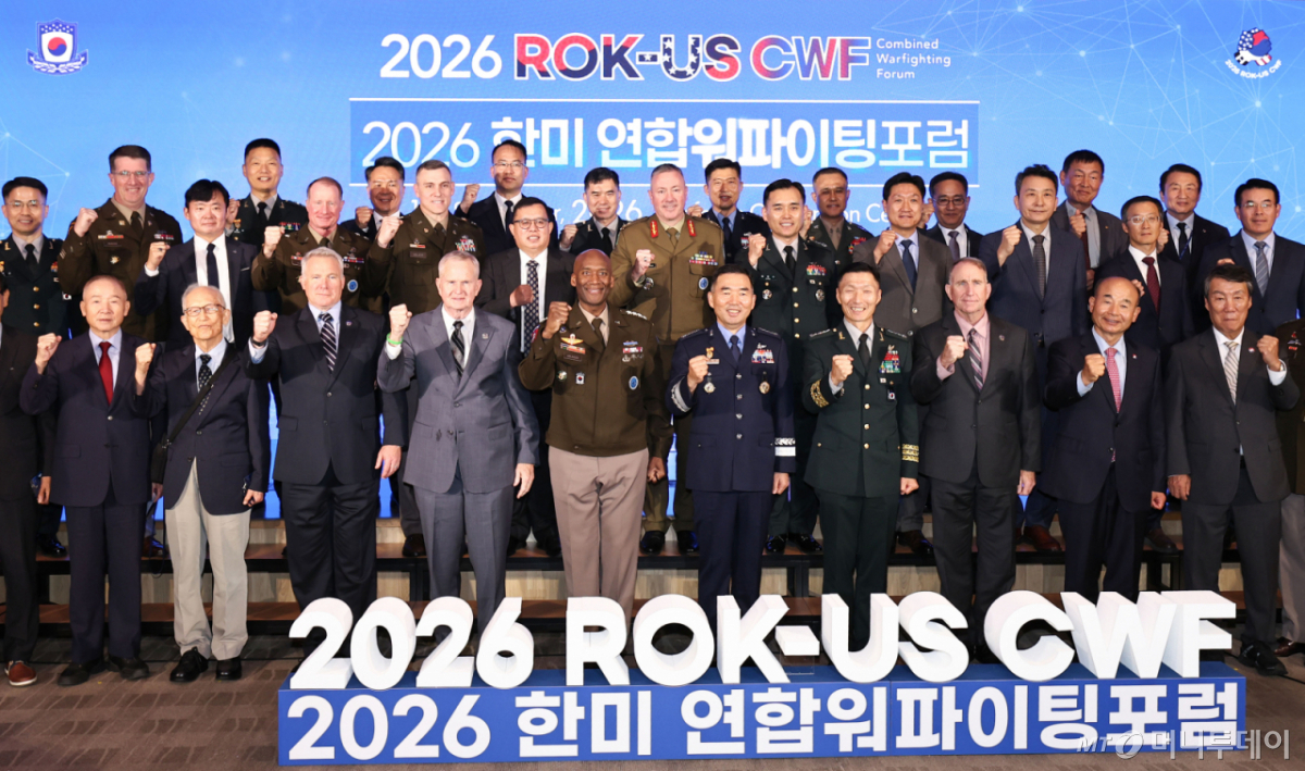 (서울=뉴스1) 이종수 기자 = 제이비어 브런슨 한미연합군사령관, 김성민 한미연합군사령부 부사령관 등 참석자들이 16일 국방컨벤션에서 열린 ‘2026 한·미 연합워파이팅포럼’에서 기념촬영을 하고 있다. 2026.9.16/뉴스1  Copyright © 뉴스1. All rights reserved. 무단 전재 및 재배포,  AI학습 이용 금지.