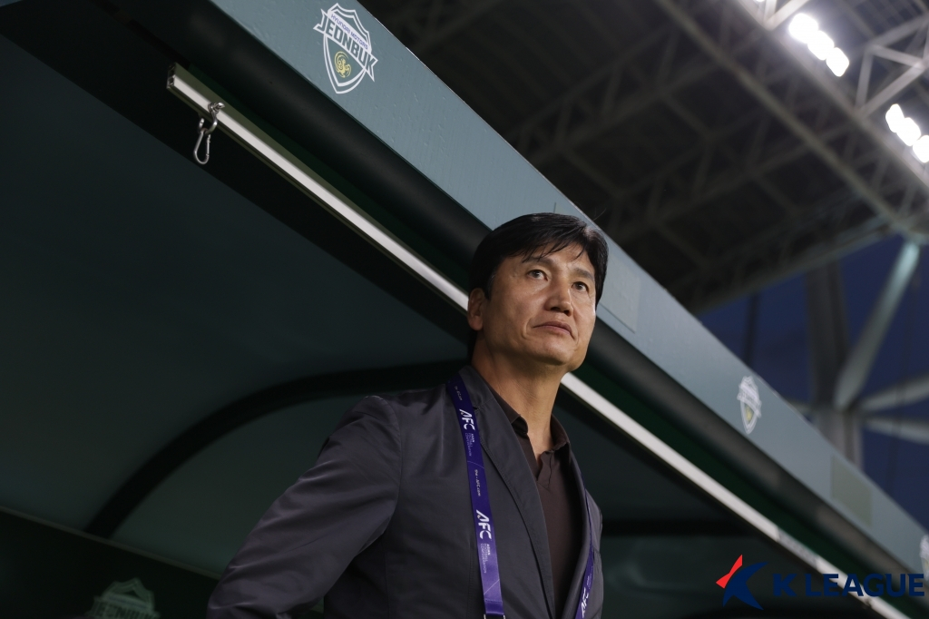 정정용 전북 현대 감독이 16일 오후 7시 전주월드컵경기장에서 열린 2026~2027 아시아축구연맹(AFC) 아시아챔피언스리그 엘리트(ACLE) 리그 스테이지 1차전을 지켜보고 있다. /사진=한국프로축구연맹 제공
