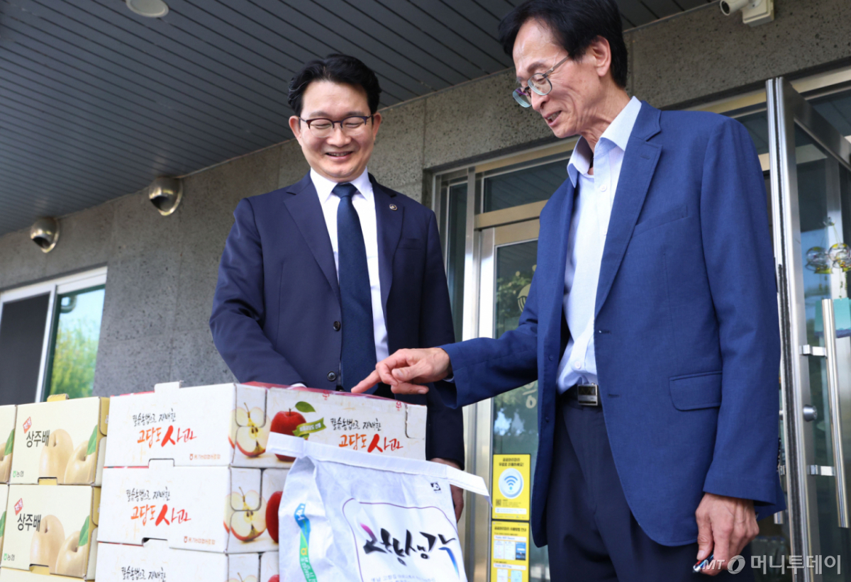 김종구 농식품부 차관이 16일 세종특별자치시에 위치한 영명보육원을 찾아 쌀과 과일 등 우리 농산물을 전달했다. /사진=농식품부