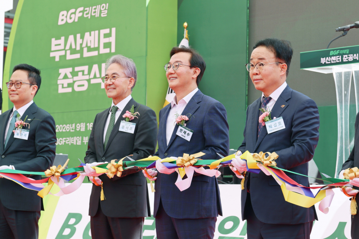 (왼쪽부터)홍정국 BGF그룹 부회장, 홍석조 BGF그룹 회장, 전재수 부산시장, 박성호 부산진해경제자유구역청장이 BGF리테일 부산물류센터 준공식을 하고 있다./사진제공=부산시