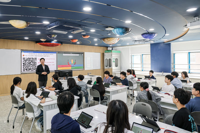 이상일 용인특례시장이 16일 서원초를 찾아 새롭게 단장한 과학실에서 학생들을 격려하고 있다./사진제공=용인시