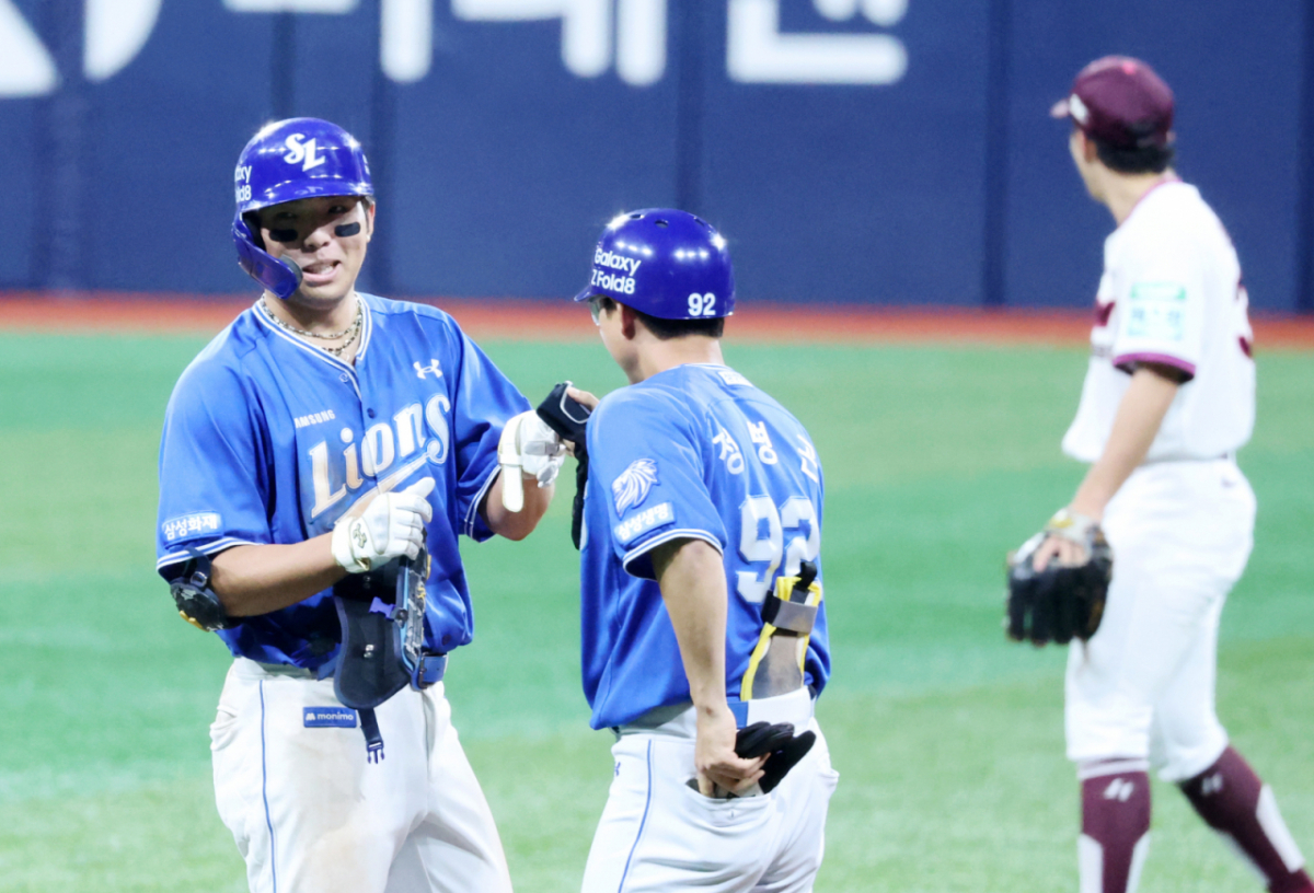 삼성 김영웅이 23일 고척스카이돔에서 열리는 2026KBO리그 키움히어로즈와 삼성라이온즈 경기 11회초 2사 2루에서 적시타를 터트린 후 자축하고 있다.. 2026.07.23. /사진=강영조 cameratalks@