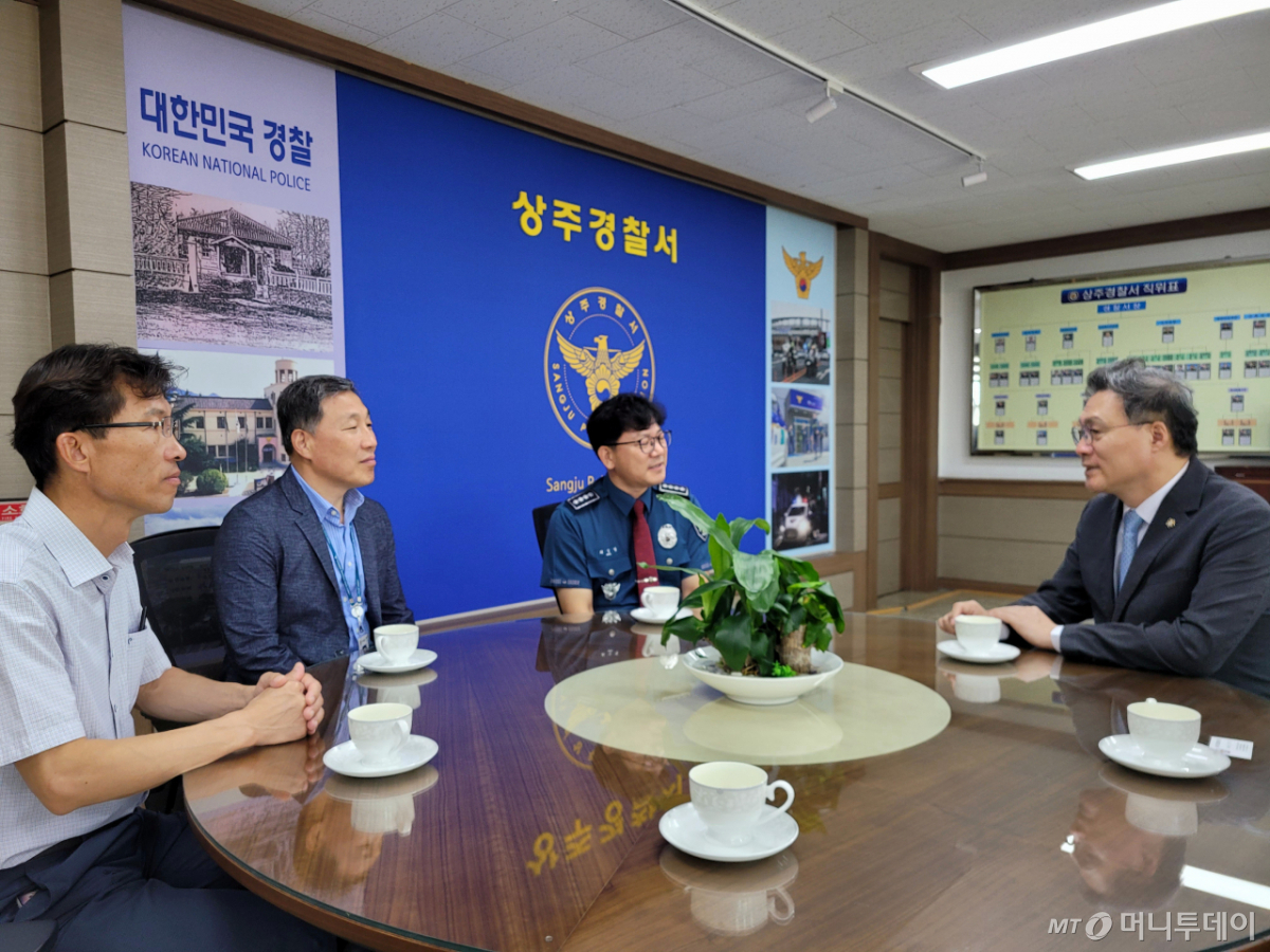 조순열(오른쪽) 서울지방변호사회 회장이 16일 상주경찰서장과 대화를 나누고 있다/사진제공=서울지방변호사회