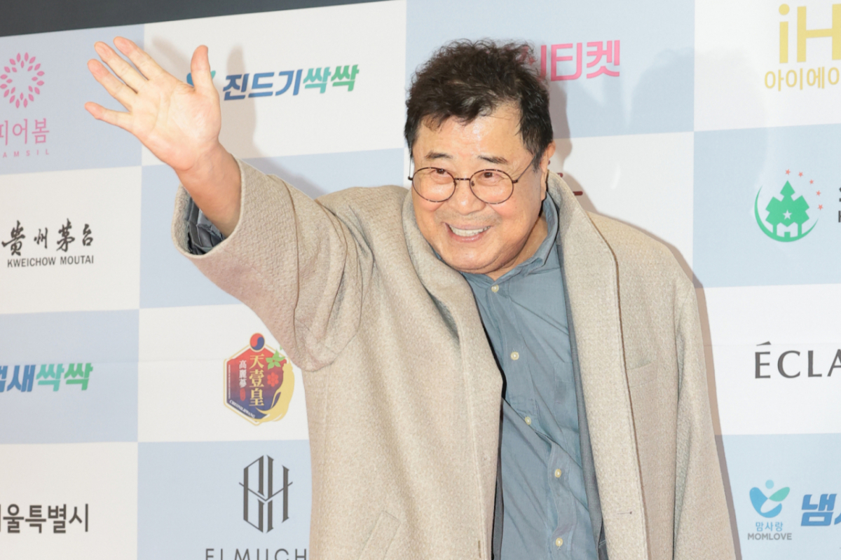 배우 백일섭씨의 사진을 20년 넘게 제품 홍보에 무단으로 사용한 주방용품 업체가 백씨에게 1억원을 배상해야 한다는 판결이 나왔다. 사진은 백씨가 지난해 12월 10일 서울 용산구 서울 드래곤시티에서 열린 '2025 서울국제영화대상' 레드카펫 행사에 참석해 인사하던 모습./사진=뉴스1