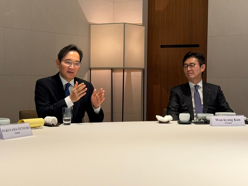 이재용(왼쪽) 삼성전자 회장과 김원경 삼성전자 글로벌퍼블릭어페어스(GPA)실 사장이 지난 14일 한국을 방문한 일본 참의원 대표단과 진행된 오찬에서 한일 경제 협력 등에 대해 설명하고 있다. /사진=히라키 다이사쿠 공명당 참의원 국회대책위원장 엑스