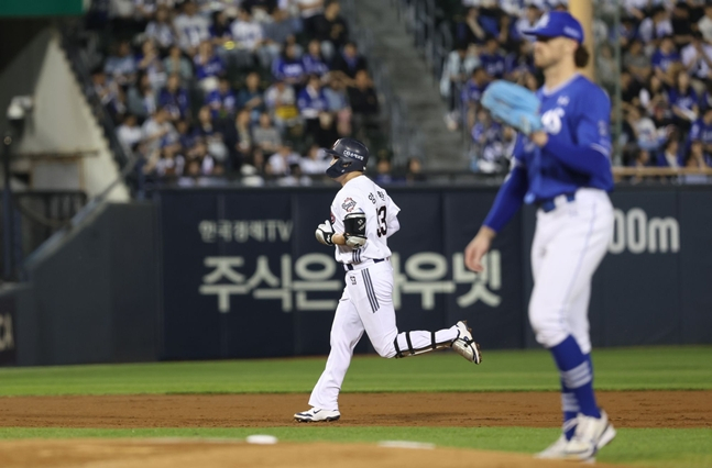 16일 홈런을 친 양석환이 그라운드를 돌고 있다. /사진=두산 베어스