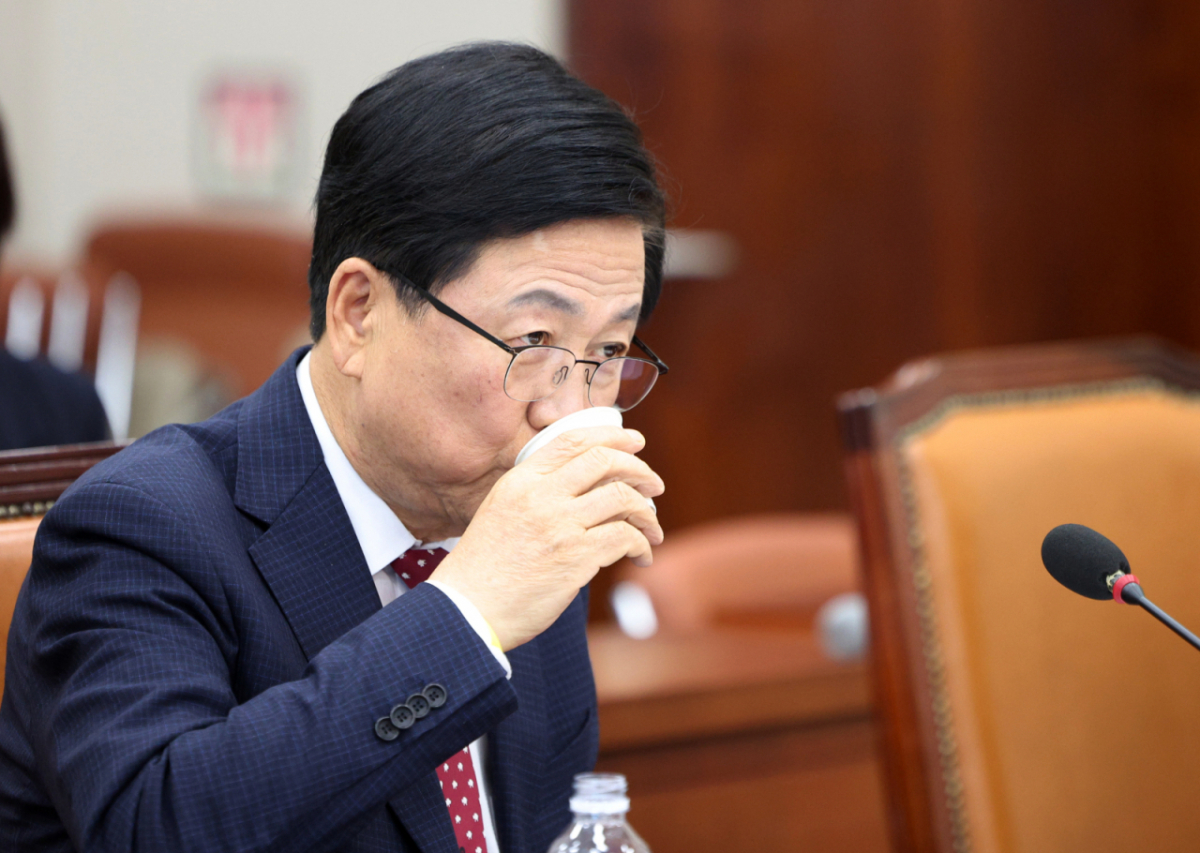 최교진 교육부 장관이 16일 서울 여의도 국회에서 열린 교육위원회 전체회의에서 물을 마시고 있다. /뉴시스