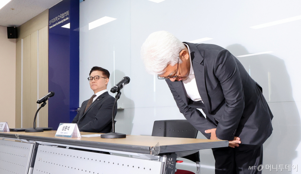 (서울=뉴스1) 김진환 기자 = 성윤석 유웨이어플라이 대표가 14일 서울 금천구 한국대학교육협의회에서2027학년도 대학 수시모집 원서 접수 시스템 장애 관련 고개 숙여 사과하고 있다. 2026.9.14/뉴스1 Copyright © 뉴스1. All rights reserved. 무단 전재 및 재배포, AI학습 이용 금지. /사진=(서울=뉴스1) 김진환 기자