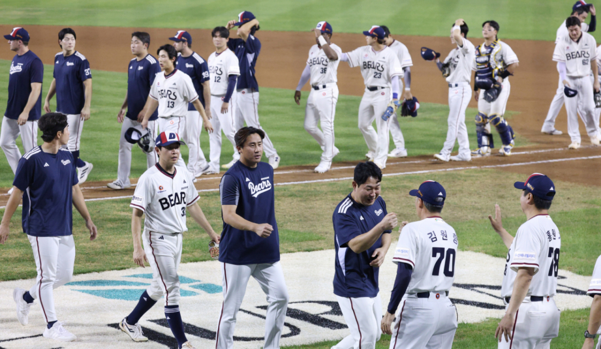 2026 신한 SOL KBO리그 두산 베어스 대 LG 트윈스 경기가 31일 서울 잠실야구장에서 열렸다.   두산 선수들이 LG에 4-2로 승리한 후 김원형 감독의 환영을 받고 있다. /사진=김진경 kim.jinkyung@