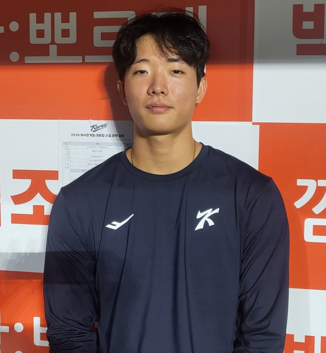 최민석이 16일 서울 고척스카이돔에서 열린 2026 아이치-나고야 아시안게임 야구대표팀의 공식 훈련을 마치고 취재진과 인터뷰를 하고 있다. /사진=김진경 대기자