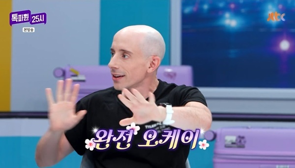 미국 출신 방송인 타일러 라쉬(38)가 유튜브 채널 중단과 관련한 음모론을 부인하며 근황을 전했다./사진=JTBC '톡파원25시'