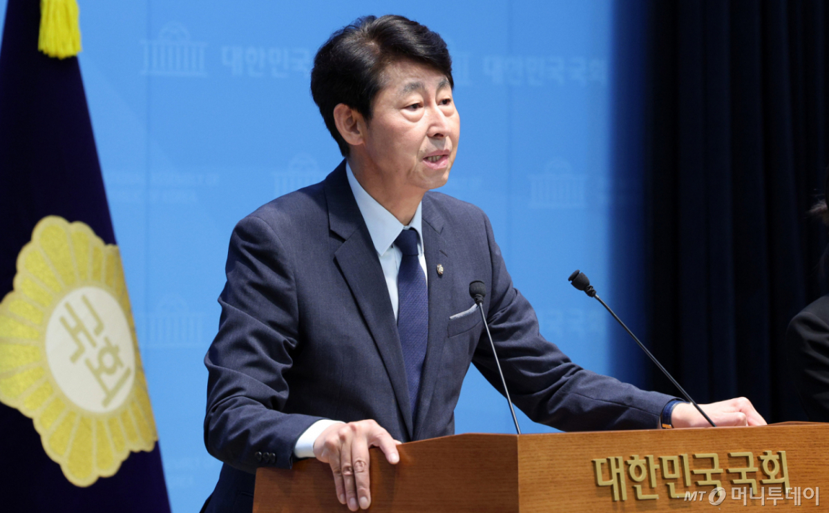 [서울=뉴시스] 고범준 기자 = 이훈기 더불어민주당 의원이 5일 서울 여의도 국회 소통관에서 재정경제부 주가누르기 방지법 전면 재검토 촉구 및 주가누르기 방지법 대표발의 기자회견을 하고 있다. 2026.08.05. bjko@newsis.com /사진=고범준