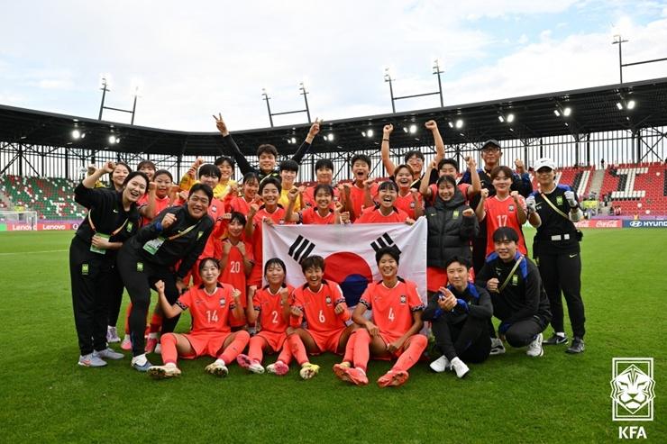 대한민국 20세 이하(U20) 여자축구대표팀 선수들이 16일(한국시간) 폴란드 소스노비에츠 아레나에서 열린 2026 국제축구연맹(FIFA) U20 여자월드컵 16강전에서 아르헨티나전 승리로 8강에 오른 뒤 기념사진을 촬영하고 있다. /사진=대한축구협회 제공