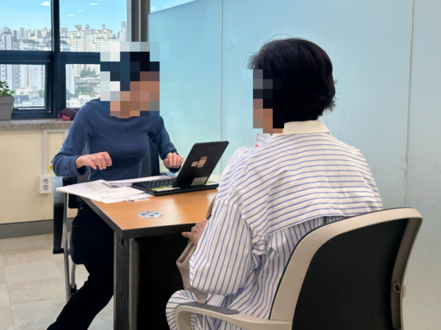 지난 17일 오전 서울 소재 치매안심센터에서 여성이 인지 검사를 받고 있다./사진=여승헌 기자.