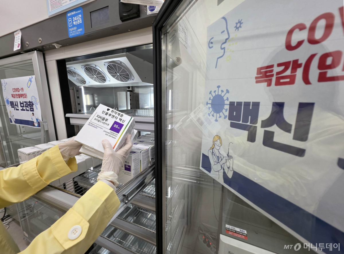 지난해 10월29일 광주 북구보건소 접종실에서 직원이 코로나19백신과 독감(인플루엔자) 백신 수량을 확인하는 모습. /사진=뉴시스