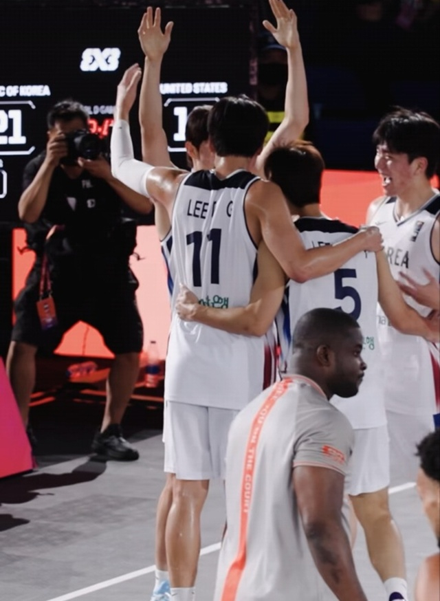 기뻐하는 한국 3X3 농구 대표팀. /사진=FIBA