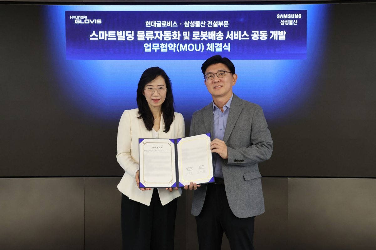 한규헌 현대글로비스 미래혁신기술센터장(오른쪽)과 조혜정 삼성물산 DxP본부장이 16일 현대글로비스 본사에서 '스마트빌딩 물류자동화 및 로봇배송 서비스 공동 개발과 관련한 업무협약(MOU)'을 맺고 기념촬영을 하고 있다./사진= 현대글로비스 제공