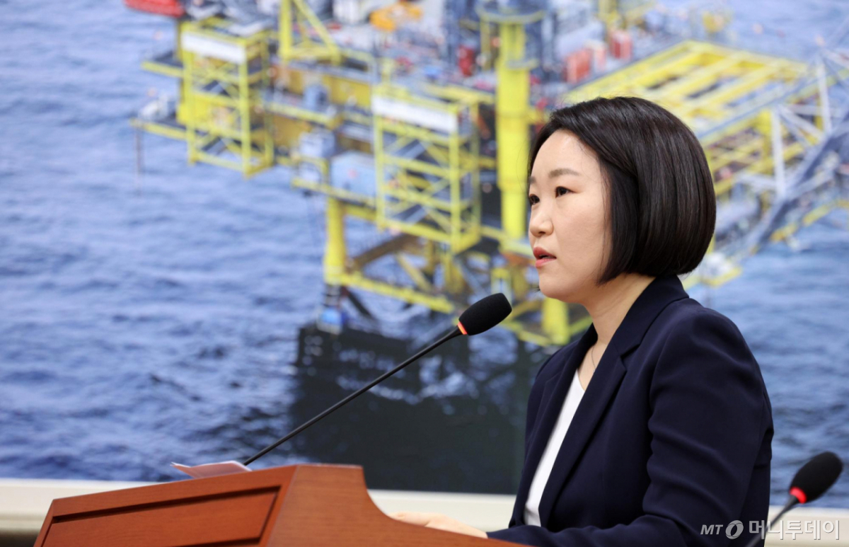 [Seoul=NEWSIS] Reporter Ko Beom-jun = Lee So-young, nominee for Minister of SMEs and Startups, delivers opening remarks at her confirmation hearing held on the 15th at the National Assembly's Industry, Trade and Energy Committee in Yeouido, Seoul. 2026.09.15. bjko@newsis.com /Photo=Ko Beom-jun