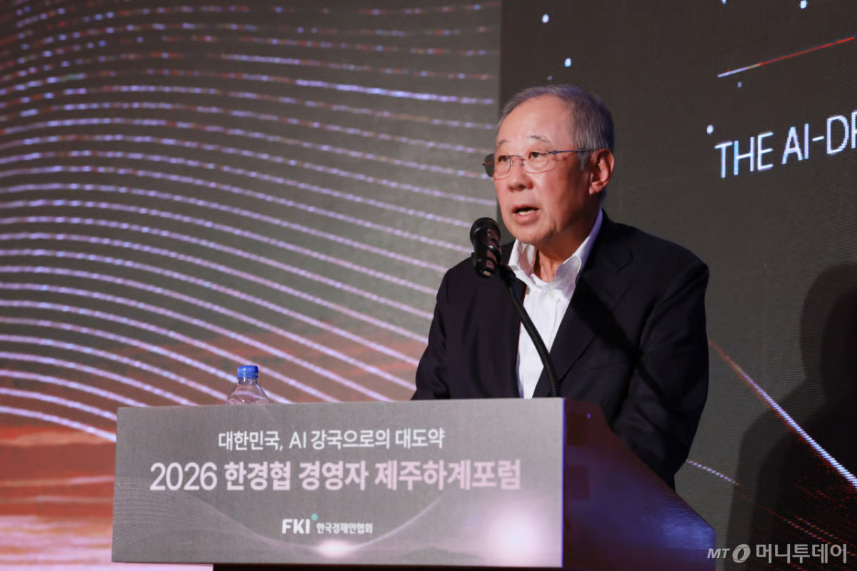 류진 한국경제인협회 회장이 15일 제주시 롯데호텔에서 열린 '2026 한경협 경영자 제주하계포럼'에서 인사말을 하고 있다./사진=뉴스1