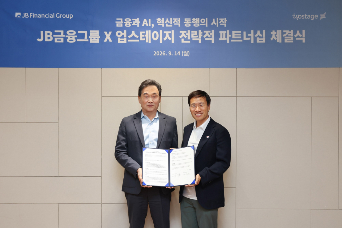 김기홍 JB금융그룹 회장과 김성훈 업스테이지 대표 등 양사 주요 관계자들이 참석한 가운데 ‘금융·AI 기술 및 사업 협력을 위한 전략적 파트너십(MOU)’을 체결했다./사진=JB금융그룹