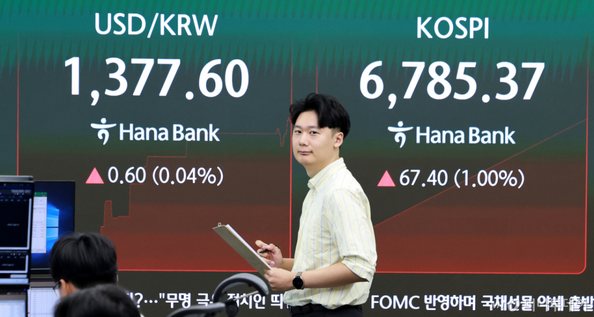 17일 서울 중구 하나은행 딜링룸./사진=뉴스1