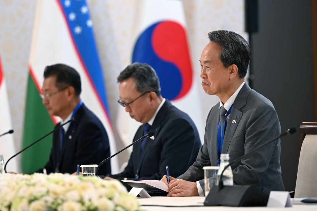 15일 개최된 우즈베키스탄 투자산업무역부와의 비즈니스 라운드테이블에서 (사진 오른쪽)진옥동 신한금융그룹 회장과 (사진 가운데)정상혁 신한은행장이 면담을 진행하고 있다./사진=신한그융