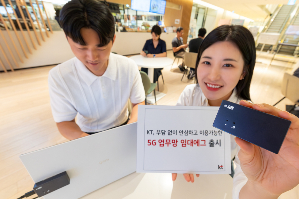 KT 모델이 ‘5G 업무망 임대에그’를 소개하고 있다./사진 제공=KT