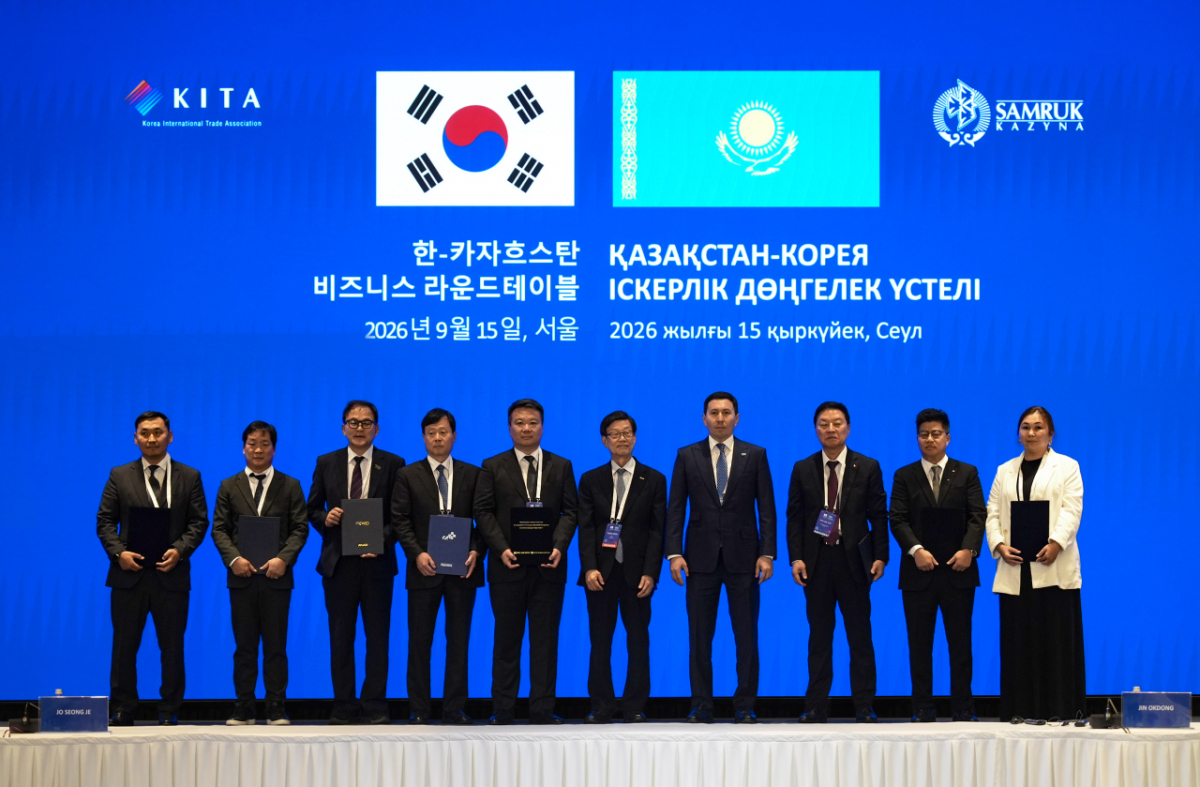 지난 15일 ‘한-카자흐스탄 비즈니스 라운드테이블’에서 강병구 롯데글로벌로지스 대표이사(사진 오른쪽 두번째), 누를란 자크포프 삼룩카즈나 의장(오른쪽 네번째), 안드레이 신 신라인그룹 회장(오른쪽 여섯번째) 등이 참석해 실질적인 경제 협력 방안을 논의했다./사진제공=롯데글로벌로지스